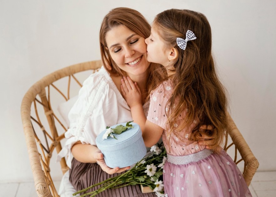 Menina dando presente para a mãe