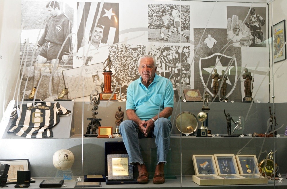 Nílton Santos, chamado de a ‘Enciclopédia do Futebol’, estaria fazendo cem anos