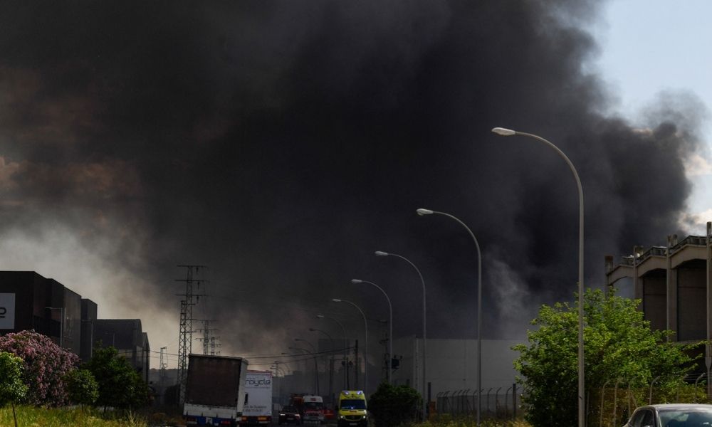 Incêndio na Espanha gera nuvem de fumaça e força milhares de moradores a se isolarem