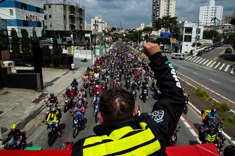 Procon-SP notifica Uber e 99 para prestar esclarecimentos sobre oferta de serviço de mototáxi