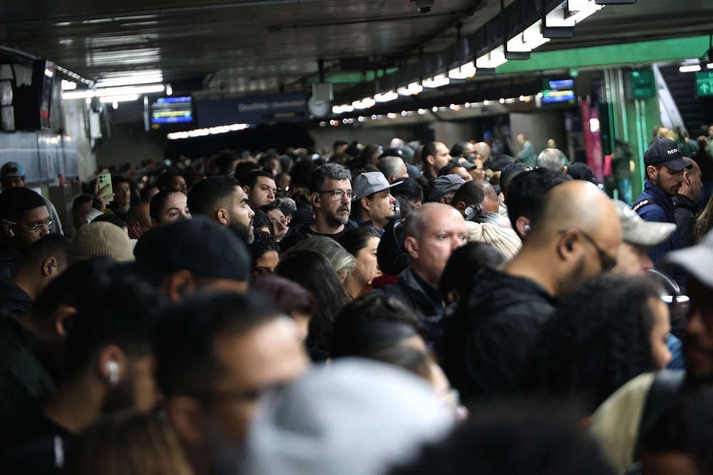 Falha em portas de plataforma afeta operação de três linhas do Metrô de SP
