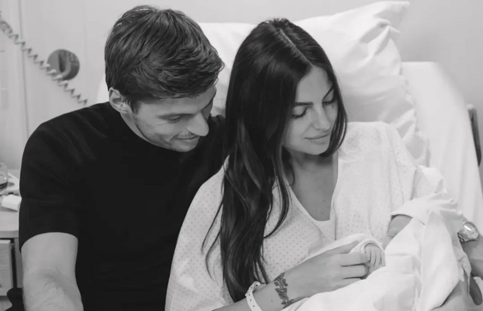 Max Verstappen e Kelly Piquet no hospital com a filha recém-nascida