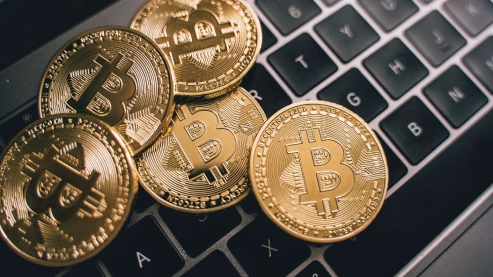 Bitcoins sobre um teclado de notebook