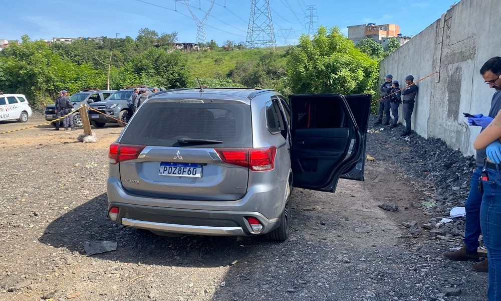 veículo usado pelos bandidos foi abandonado a cerca de três quadras onde os disparos foram efetuados