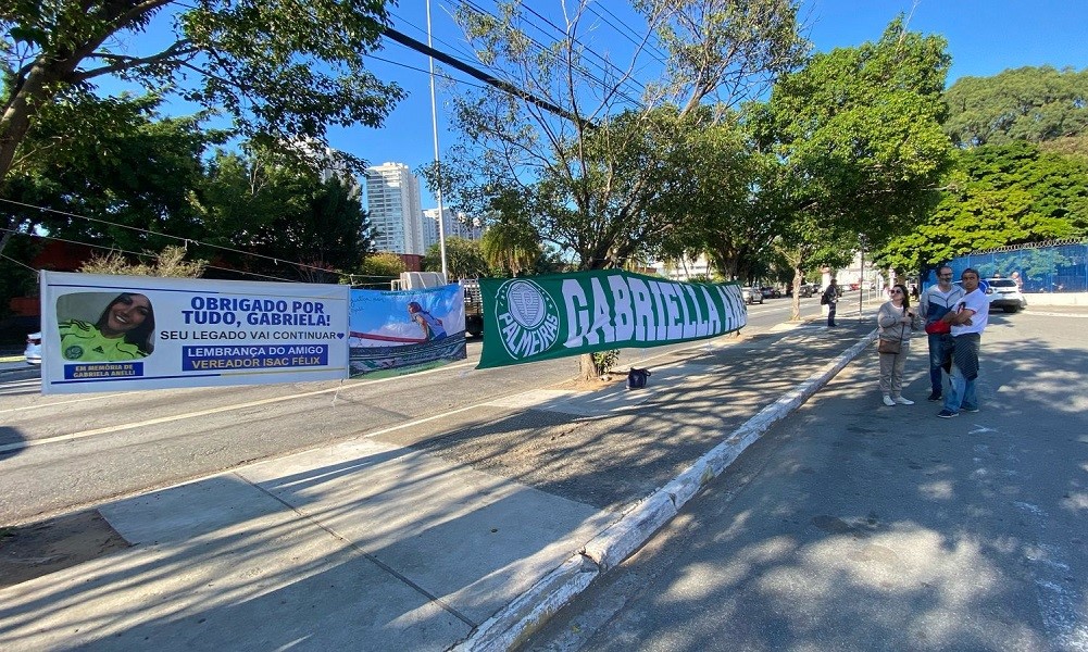 Faixas em homenagem a Gabriela Anelli colocadas em frente ao Fórum da Barra Funda