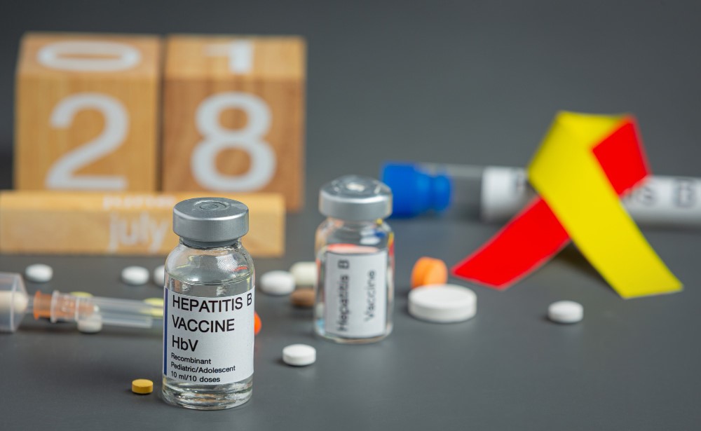 Conscientização do dia mundial da hepatite com fita amarela vermelha
