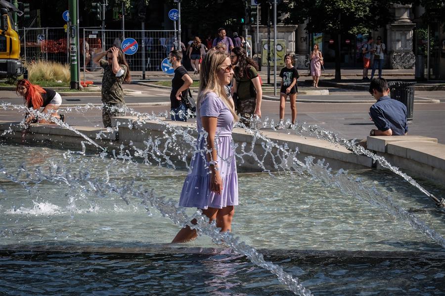 mulher em fonte em milão