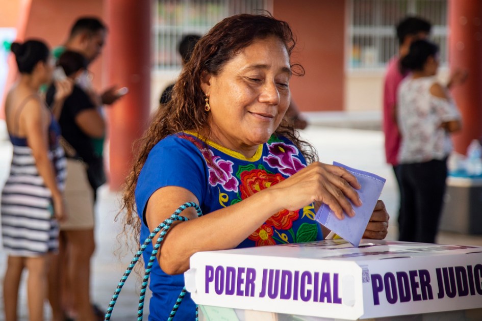 Uma mulher vota nas eleições judiciais neste domingo (1º), em Tehuantepec, no México