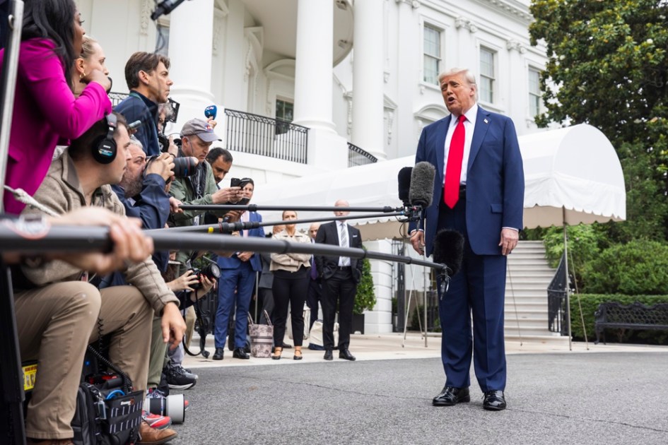 O presidente dos Estados Unidos, Donald Trump, fala com a imprensa ao deixar a Casa Branca rumo a Alberta, no Canadá, onde participará da Cúpula do G7