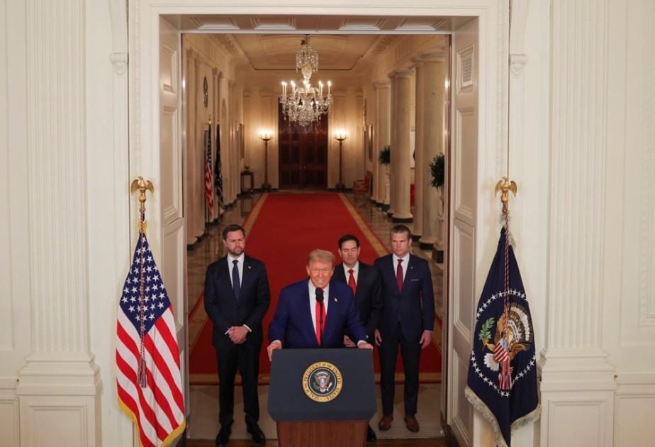 O presidente dos EUA, Donald Trump, ao lado do secretário de Defesa, Pete Hegseth (dir.), do vice-presidente, JD Vance (esq.), e do secretário de Estado, Marco Rubio (2º à dir.), durante discurso à nação na Casa Branca, em Washington, no dia 21 de junho de 2025, após os ataques americanos a instalações nucleares do Irã