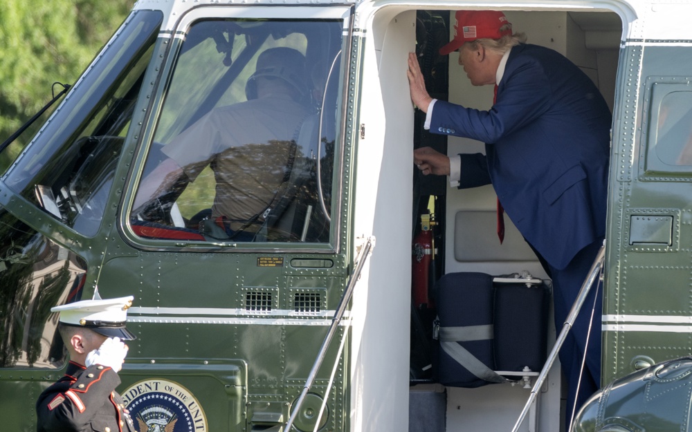 O presidente dos Estados Unidos, Donald J. Trump, conversa com os pilotos do helicóptero Marine One ao retornar à Casa Branca após uma visita de uma noite ao Trump National Golf Club, em Bedminster, Nova Jersey