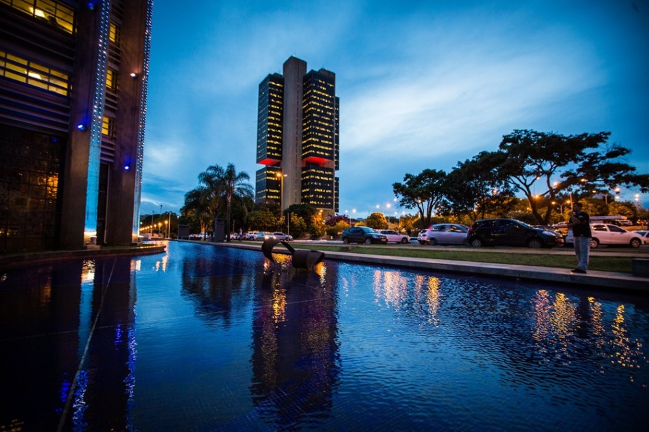 Edifício sede do Banco Central do Brasil participa da campanha do Dezembro Vermelho