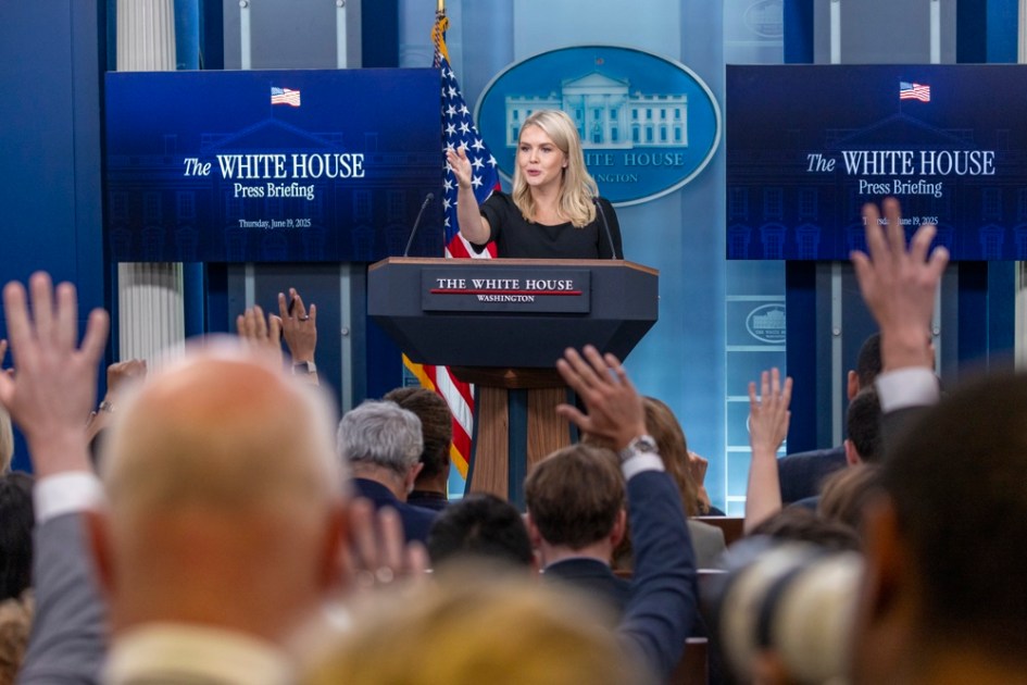 A porta-voz da Casa Branca, Karoline Leavitt, responde a uma pergunta da imprensa durante a coletiva diária na sede do governo, em Washington, DC
