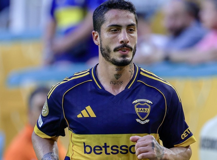 Nicolás Figal, do Boca Juniors, deixa o campo após ser expulso durante a partida contra o Benfica pela fase de grupos do Mundial de Clubes da Fifa 2025, no Hard Rock Stadium, em Miami