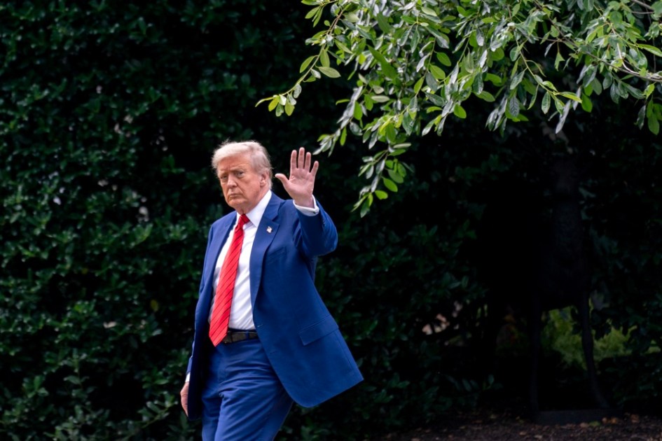 O presidente dos EUA, Donald Trump, caminha no gramado sul da Casa Branca