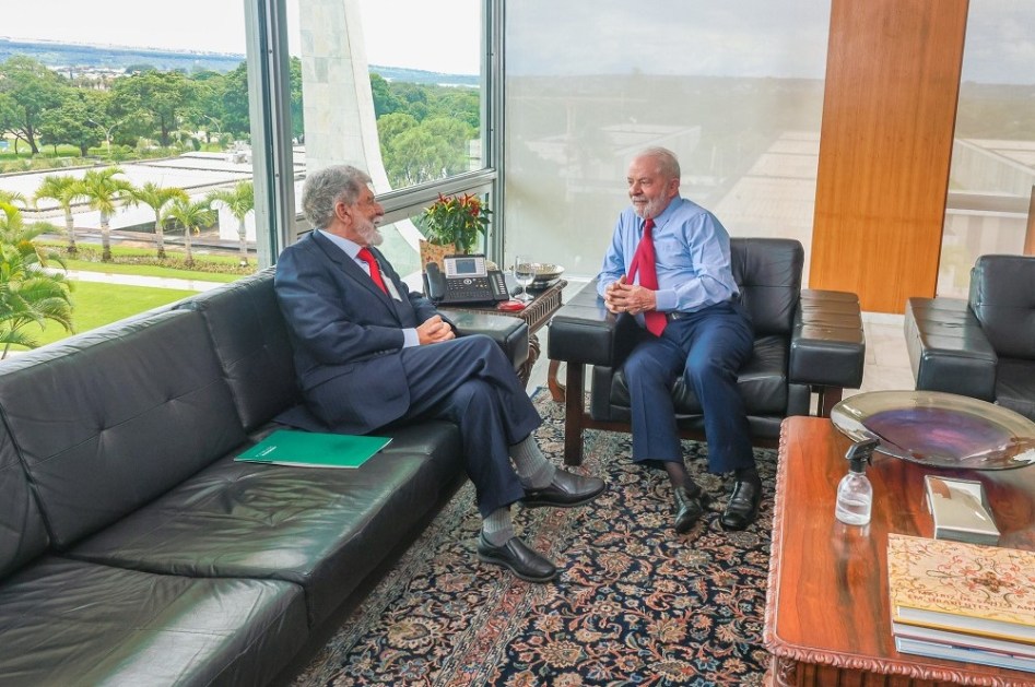 Celso Amorim e Lula conversam em uma sala reservada