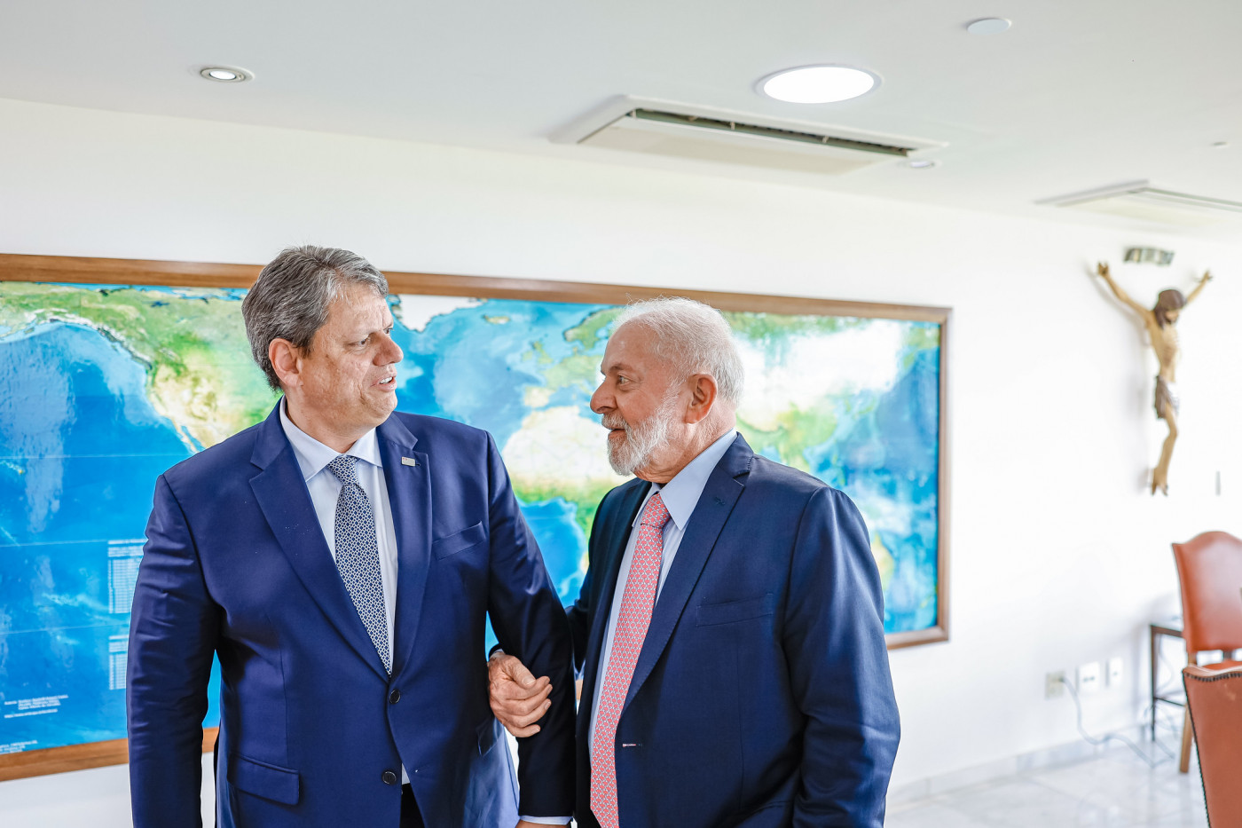 Lula e Tarcísio cumprem agendas habitacionais no mesmo dia em São Paulo, mas não se encontram