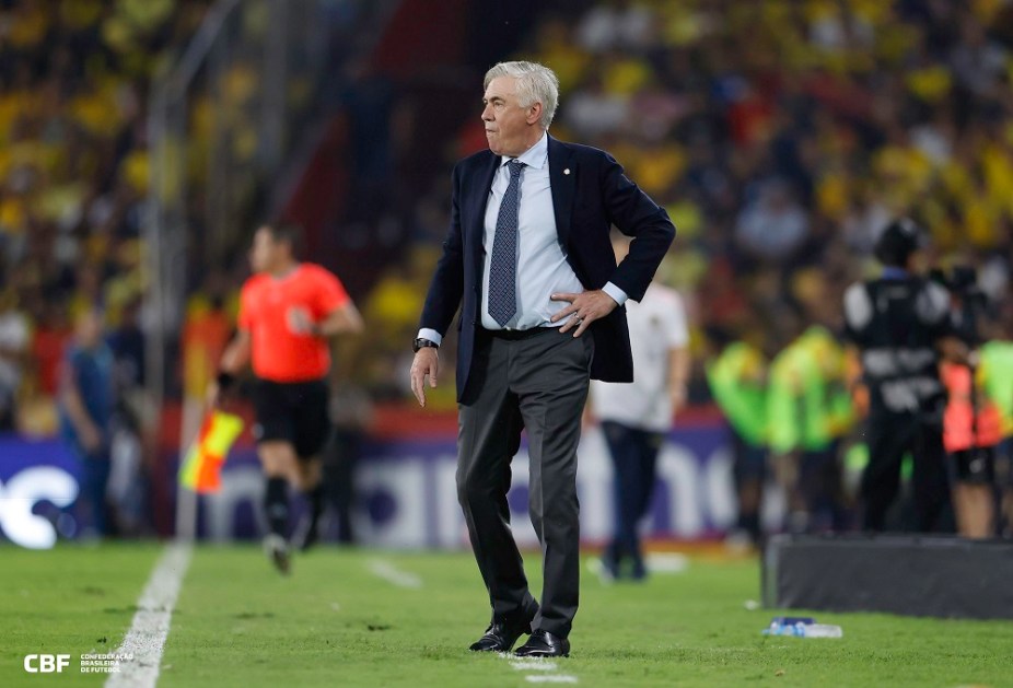 O técnico Carlo Ancelotti comanda a seleção brasileira contra o Equador, em Guayaquil