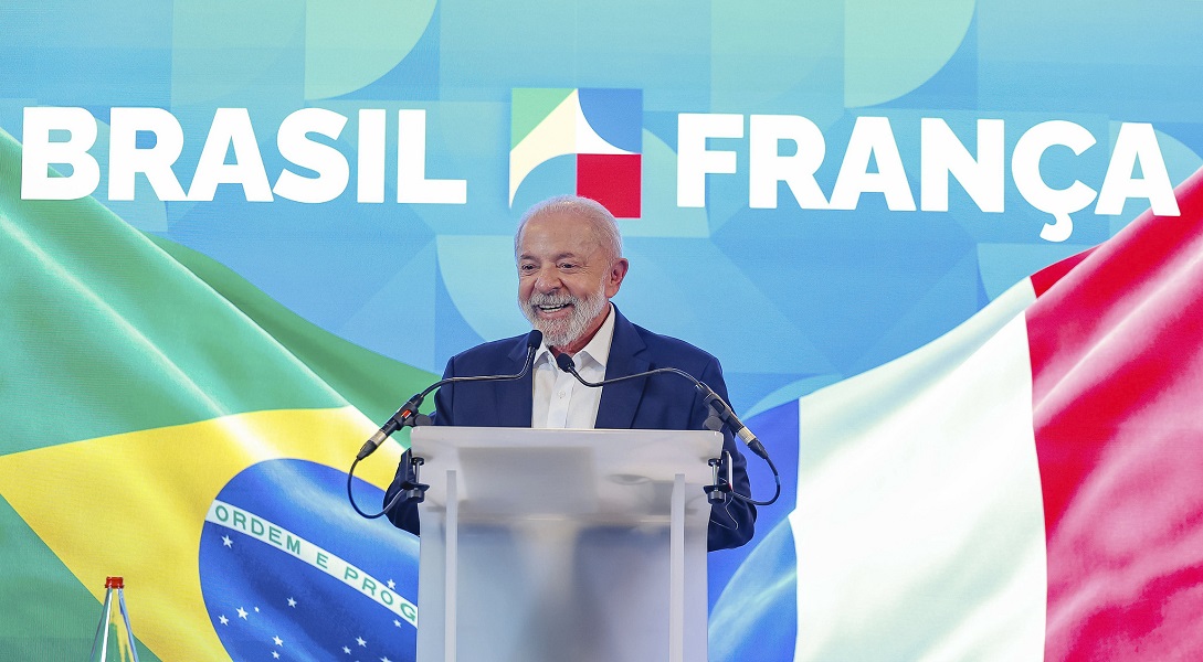 Lula cumpre últimos compromissos na França e retorna ao Brasil nesta segunda