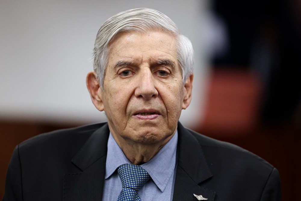 Bocejos, cabeça baixa e mãos entrelaçadas; as expressões de Augusto Heleno no STF