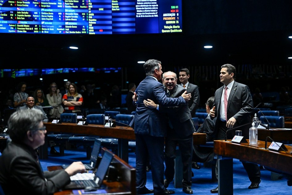 Senadores se cumprimentam após votação do projeto que número de cadeiras na Câmara dos Deputados