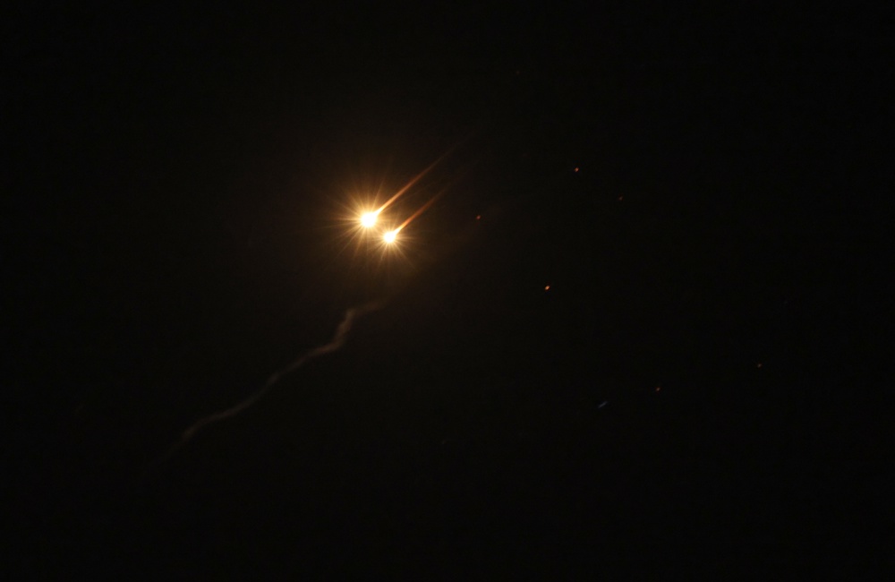 Irã realiza novo ataque a países do Golfo após fechamento do Estreito de Ormuz
