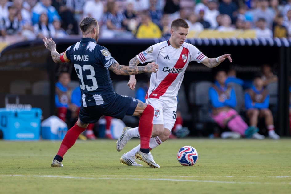 Franco Mastantuono, do River Plate, disputa a bola com Sergio Ramos, do Monterrey, neste sábado, durante partida do Mundial de Clubes no estádio Rose Bowl, em Los Angeles, Califórnia