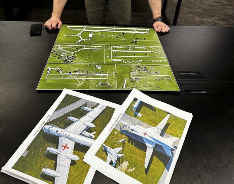 Imagem divulgada pelo Serviço de Segurança da Ucrânia (SSU) mostra o chefe da agência, Vasyl Malyuk, analisando uma foto com o mapa das localizações da aviação estratégica da Rússia