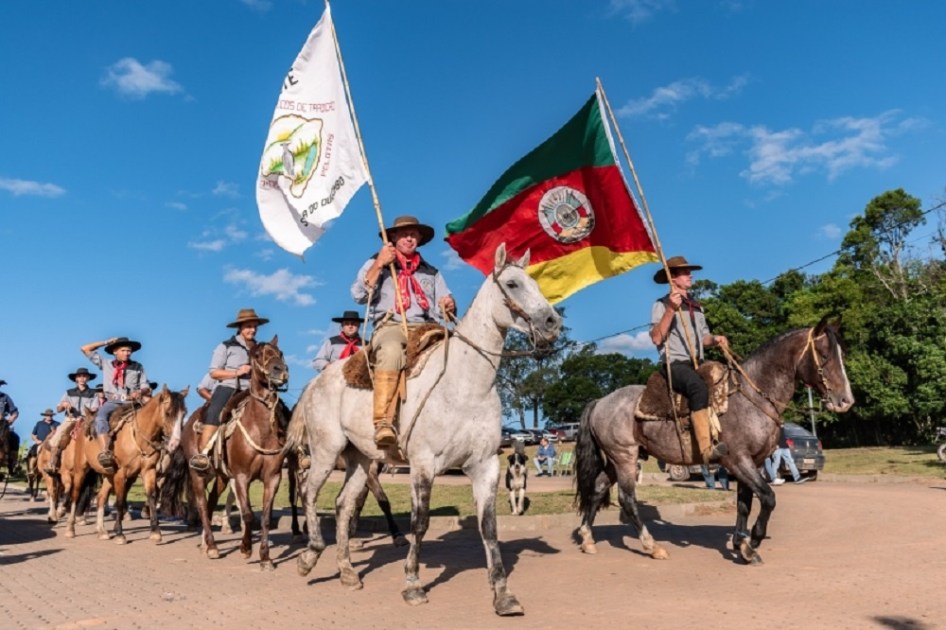 Homens sobre cavalos durante a Festa Municipal de Arroio do Padre