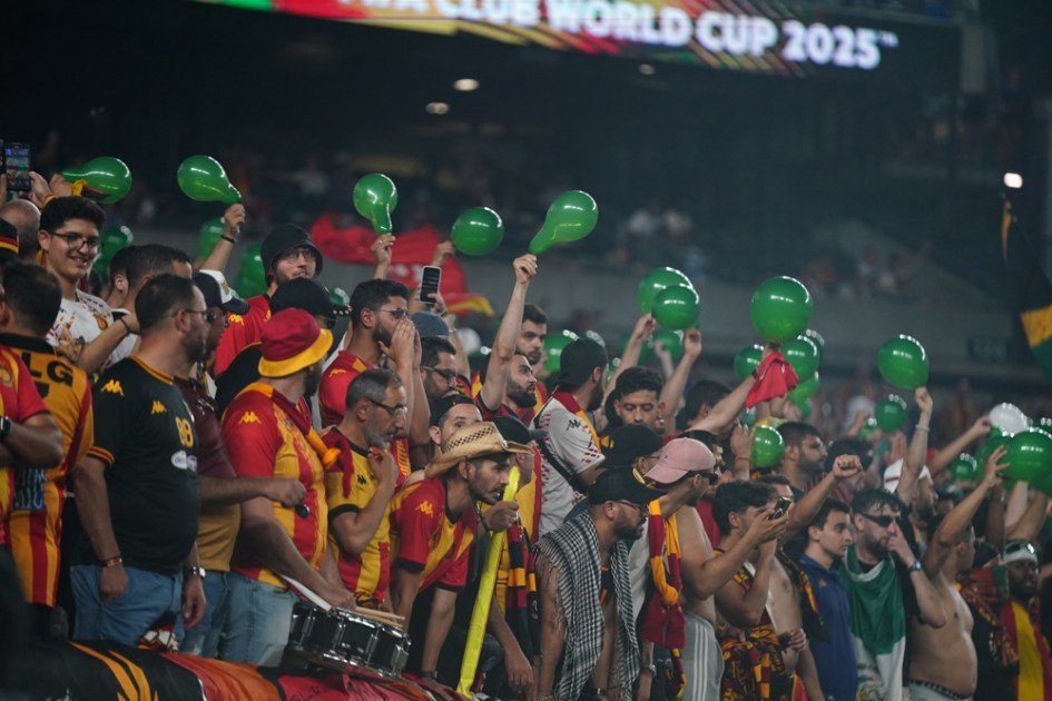 Torcedores do Espérance de Tunis levantam balões verdes em apoio à Palestina durante a partida entre Espérance de Tunis e Chelsea pela Copa do Mundo de Clubes