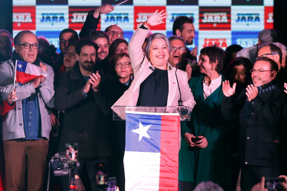 Jara, um candidato de esquerda chileno, pede "unidade" para "parar" a extrema direita.