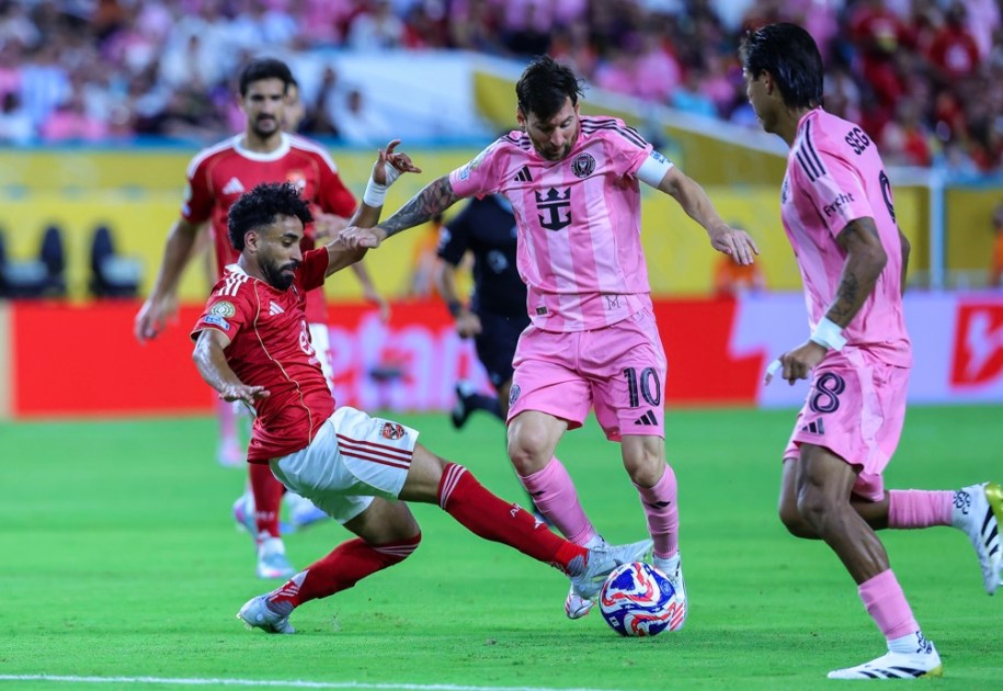Lionel Messi, do Inter Miami CF (à dir.), em ação contra Marawan Attia, do Al Ahly SC, durante partida da fase de grupos do Mundial de Clubes da Fifa