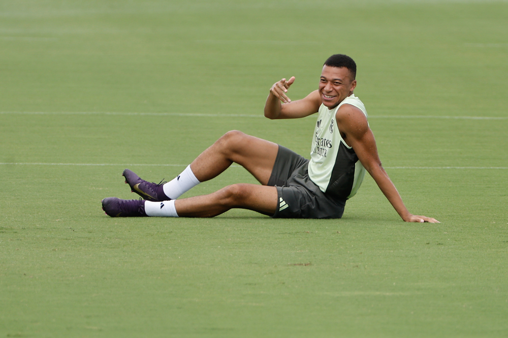 Mbappé treina e presidente do Real Madrid acompanha preparação para jogo contra a Juventus