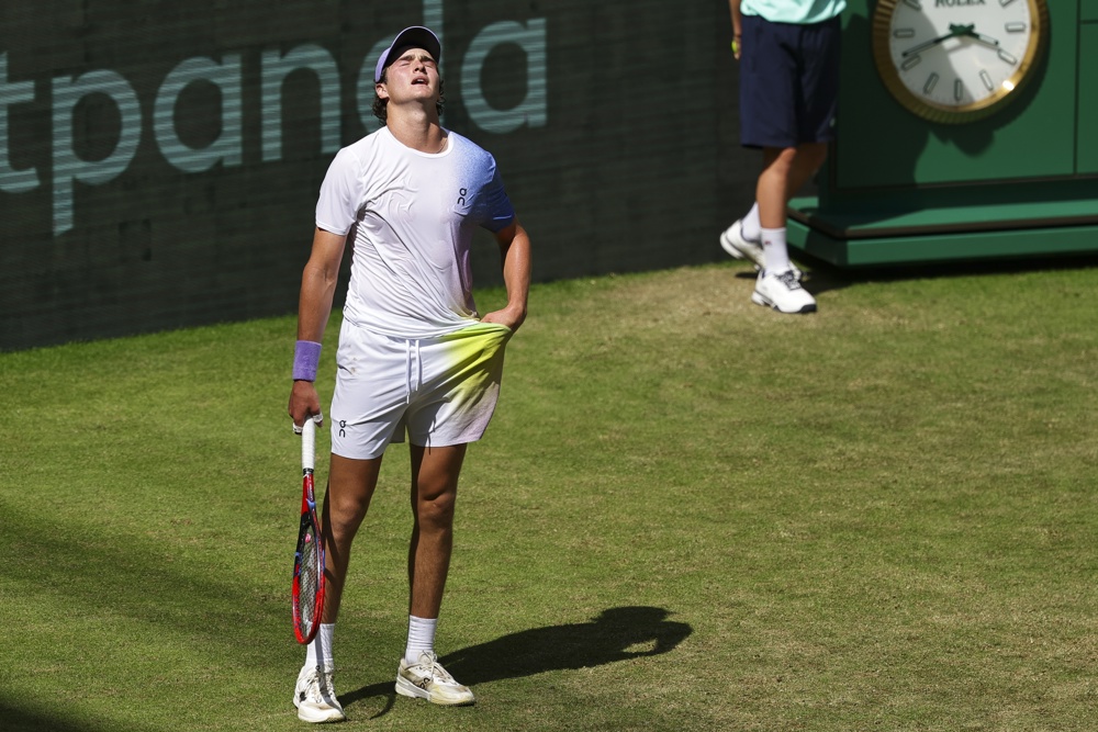João Fonseca desperdiça match point e leva dura virada na estreia na grama no ATP 500 de Halle