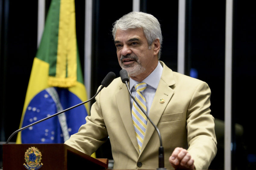 Parlamentar do PT discursa na tribuna do Senado