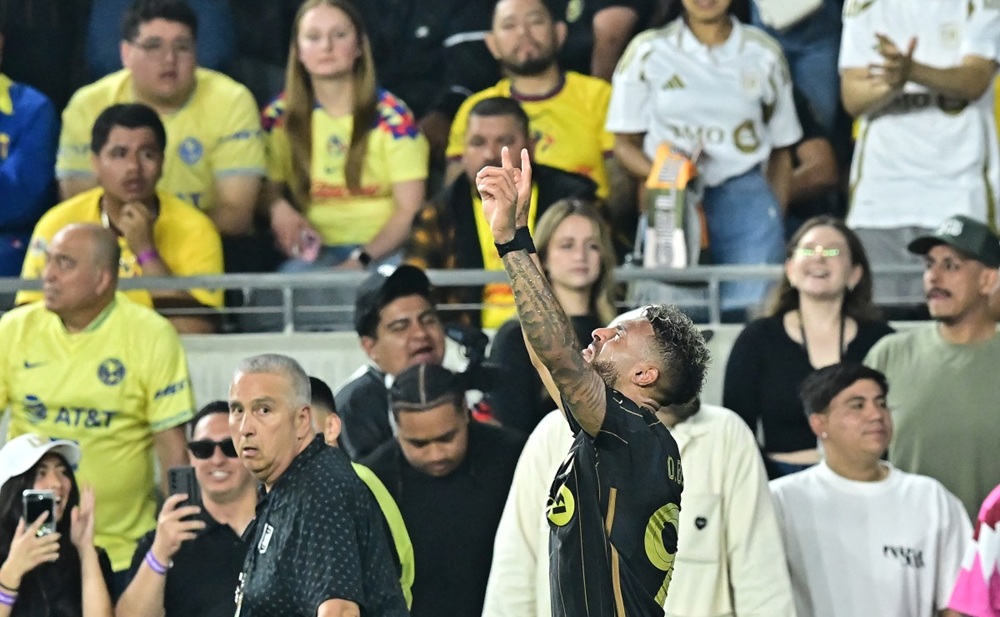 O atacante gabonês Denis Bouanga, do LAFC, comemora após marcar o segundo gol da equipe na prorrogação