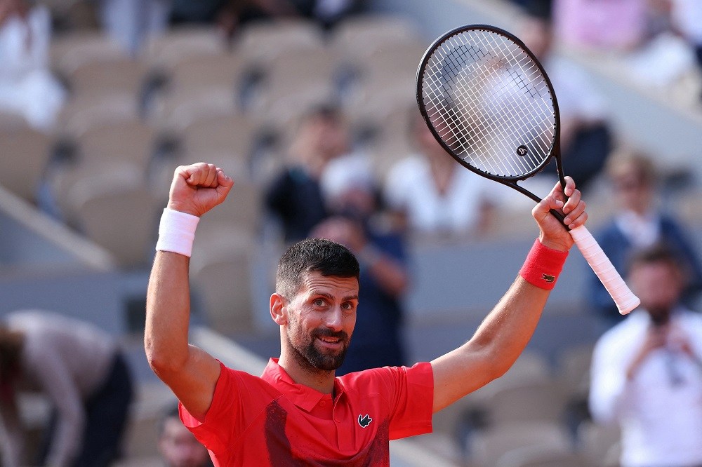 Djokovic fatura centésima vitória em Roland Garros e encara Zverev nas quartas de final