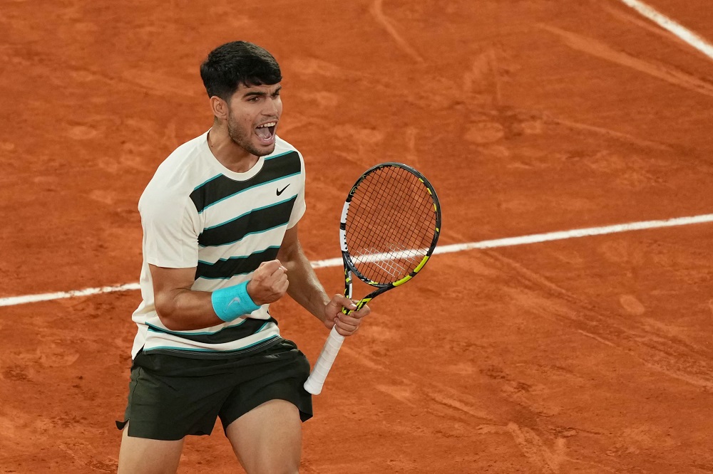 Alcaraz avança à final de Roland Garros após abandono de Musetti