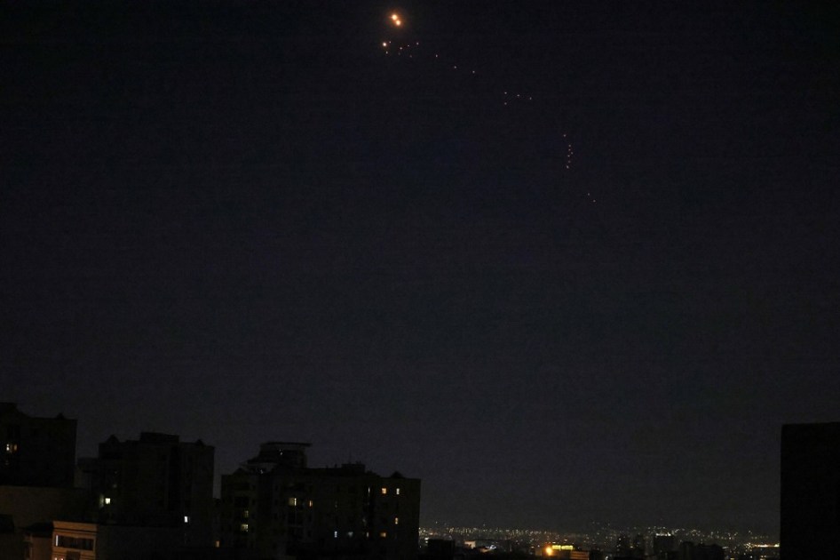 Defesas aéreas iranianas teriam interceptado projéteis israelenses sobre a capital Teerã