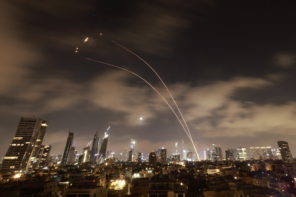 Israel detecta ataque iraniano após aceitar cessar-fogo de Trump
