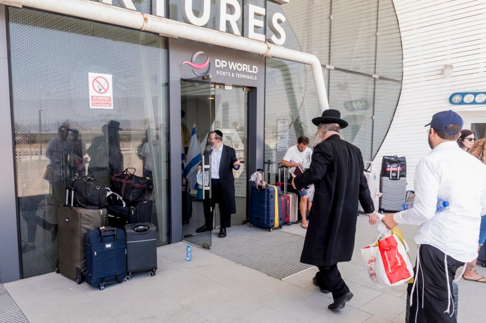 Passageiros israelenses se preparam para deixar o Porto de Limassol rumo a Israel