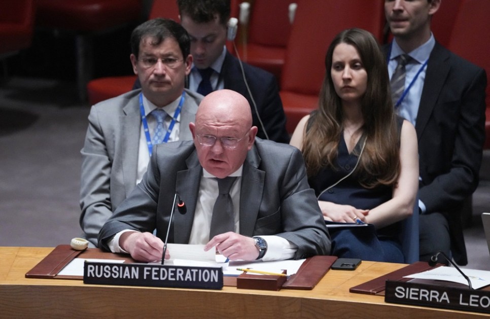 O embaixador russo na ONU, Vassily Nebenzia, discursa durante reunião de emergência do Conselho de Segurança das Nações Unida