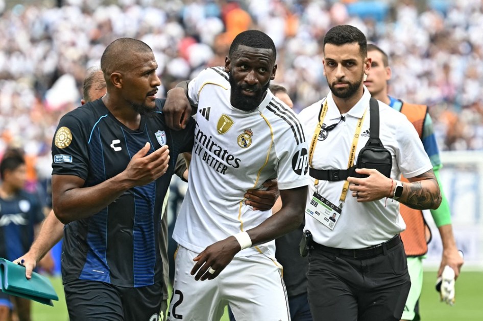 O atacante venezuelano do Pachuca, nº 23, Salomón Rondón (à esq.), discute com o zagueiro alemão do Real Madrid, nº 22, Antonio Rüdiger (centro), ao fim da partida