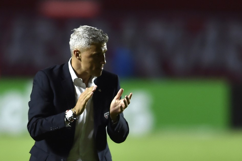 Crespo aplaude jogadores do São Paulo durante vitória contra o 4 de Julho pela Copa do Brasil