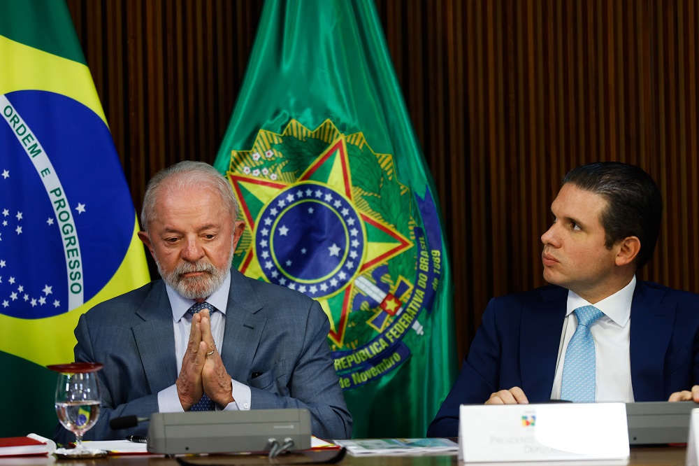 Hugo Motta enfrenta pressão do Centrão para romper acordo com o PT