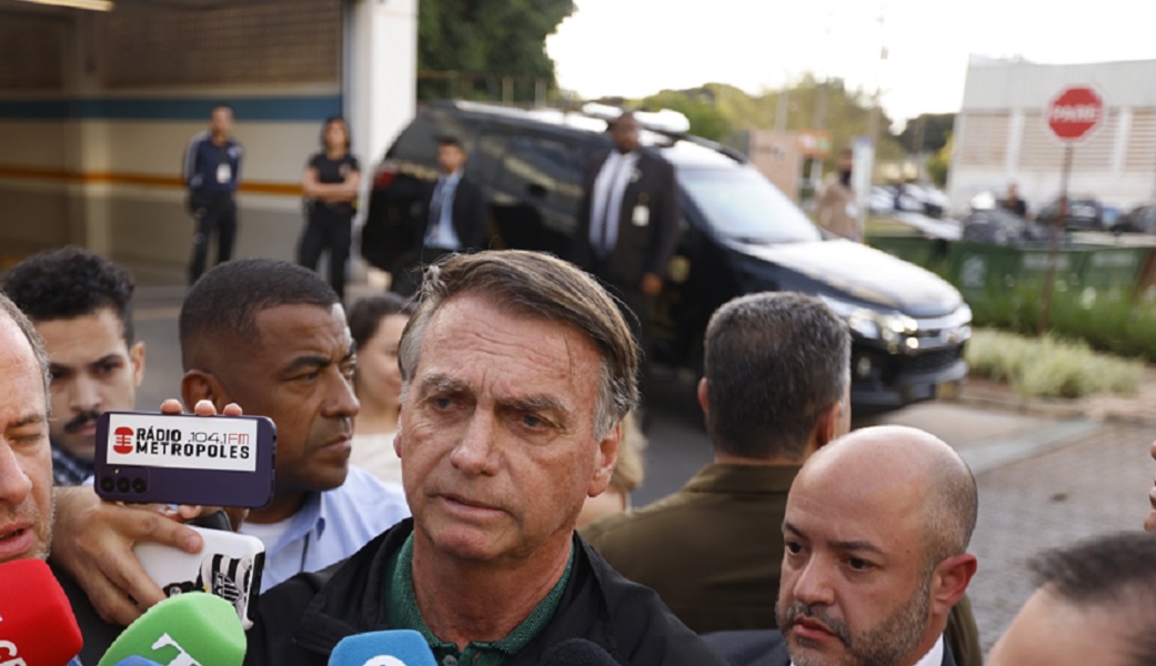 Bolsonaro diz na PF que fez Pix de R$ 2 milhões para Eduardo nos EUA e reclama de perseguição