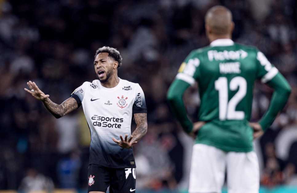 Martínez, do Corinthians, e Mayke, do Palmeiras, durante a decisão o Campeonato Paulista