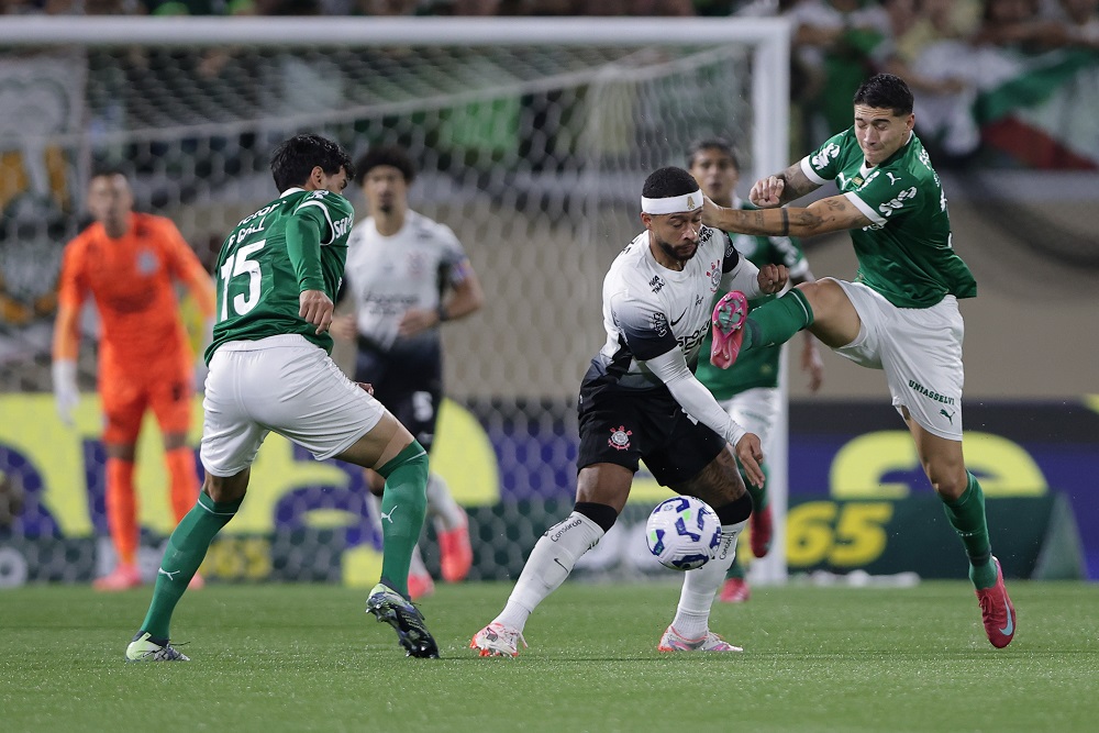 Palmeiras leva multa por cantos homofóbicos e arremessos de objetos em clássico com Corinthians