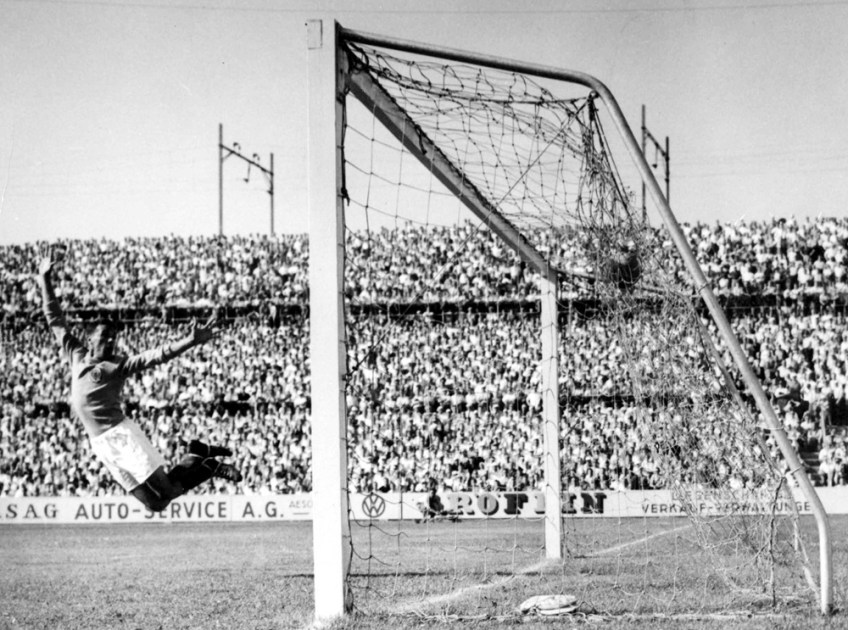 O goleiro escocês Fred Martin salta, mas não evita um dso gols da goleada uruguaia por 7 a 0, em jogo da Copa do Mundo de 1954