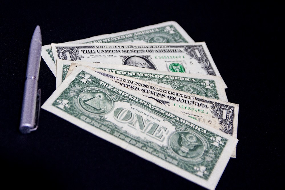 Dólar tem dia de montanha-russa com conflito no Oriente Médio e cenário político brasileiro